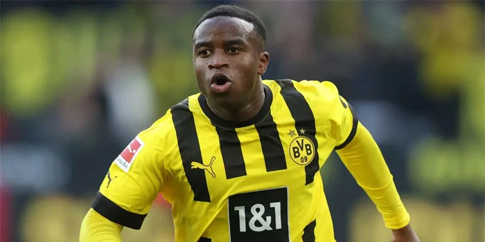 Youssoufa-Moukoko-Dirumorkan-ke-Real-Betis,-Manajemen-Dortmund-Buka-Suara