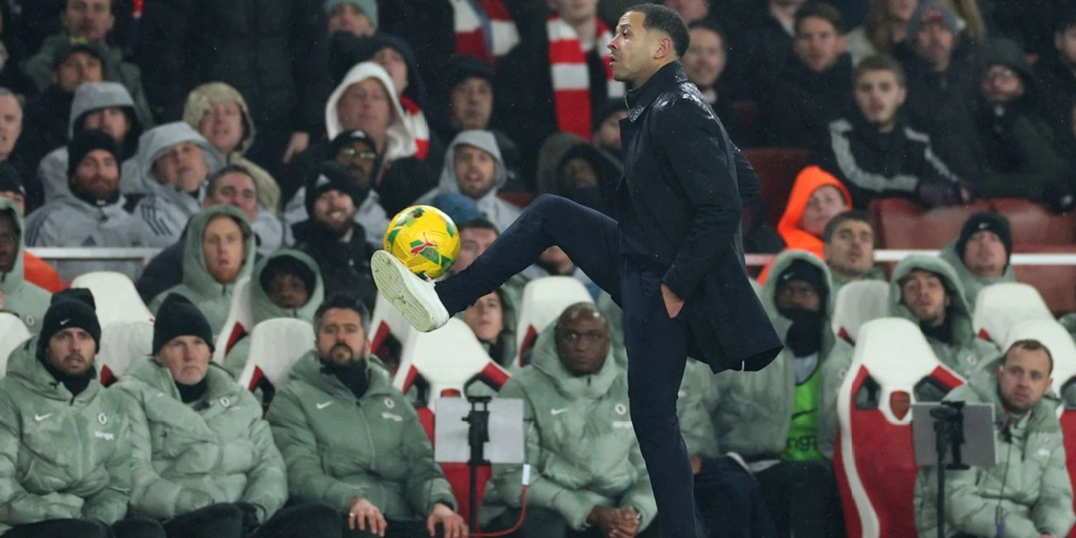 Liam Rosenior Tanggapi Ejekan di Media Sosial dengan Santai dan Profesional